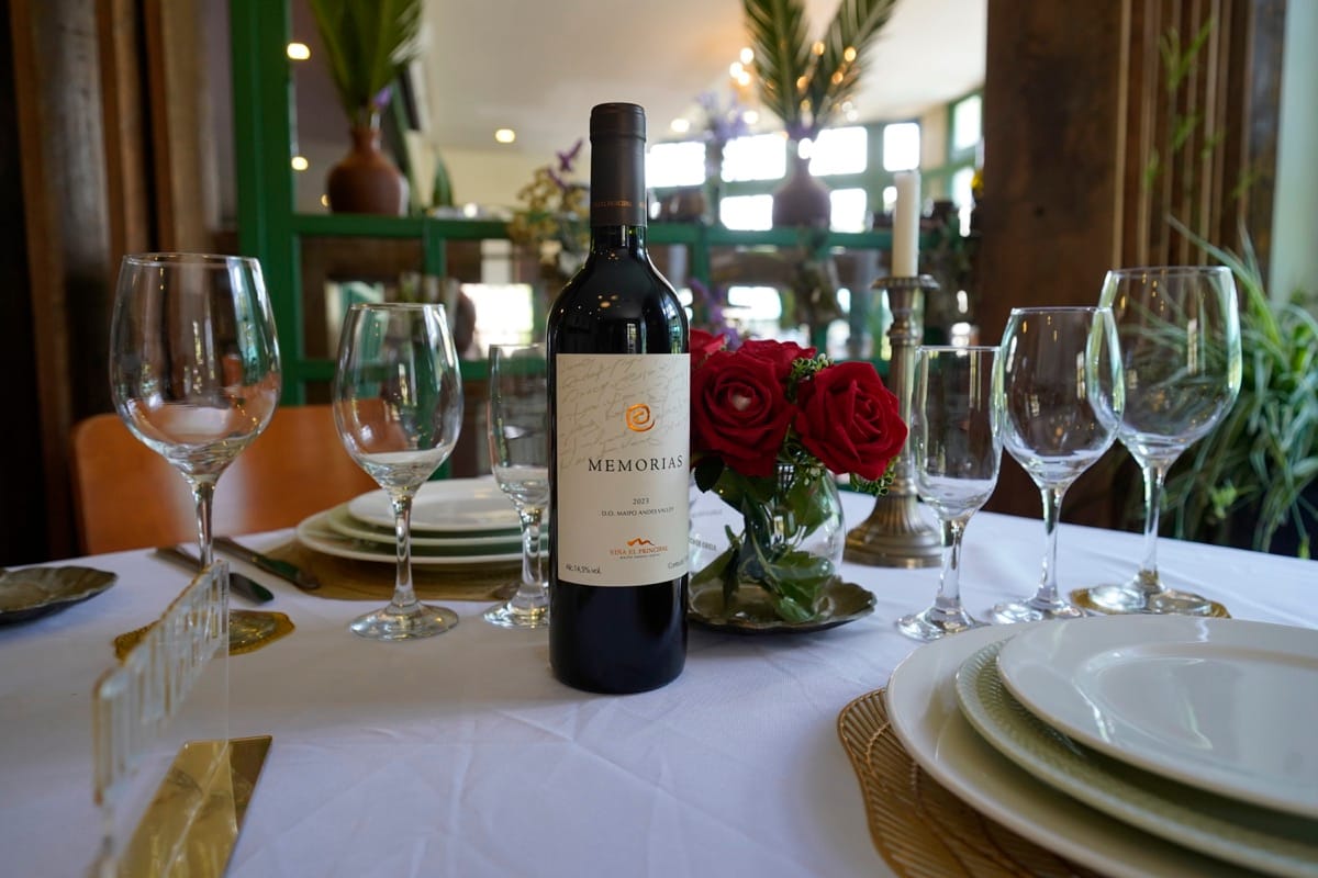 Mesa romantica em pedra azul