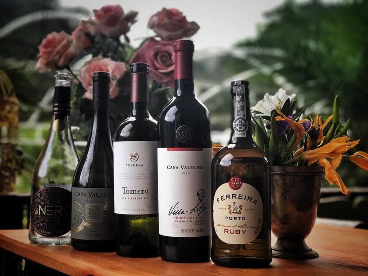 Carta de vinhos restaurante em pedra azul