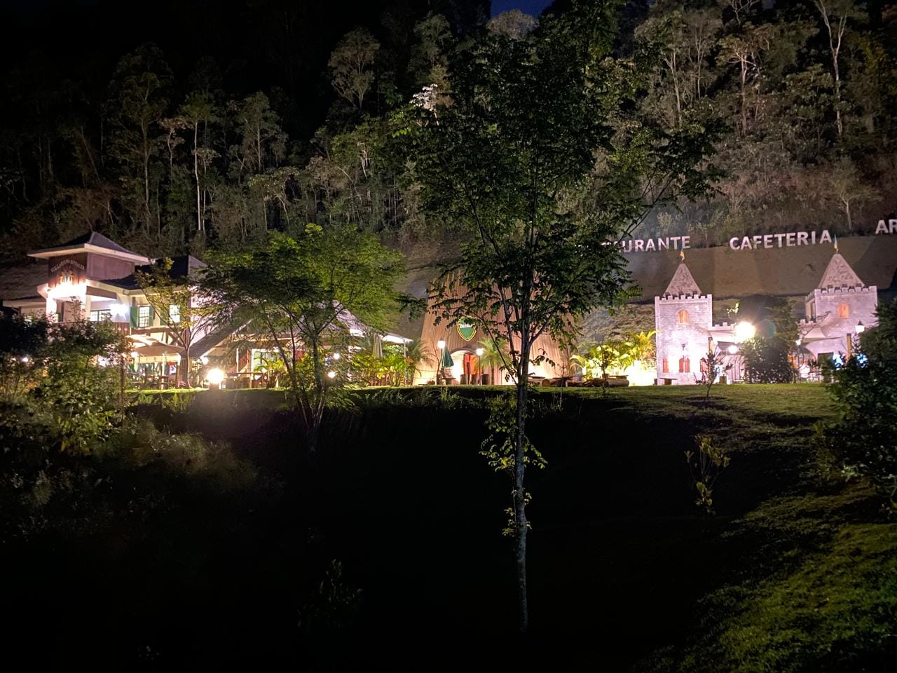 Fachada externa do restaurante travoletta em pedra azul