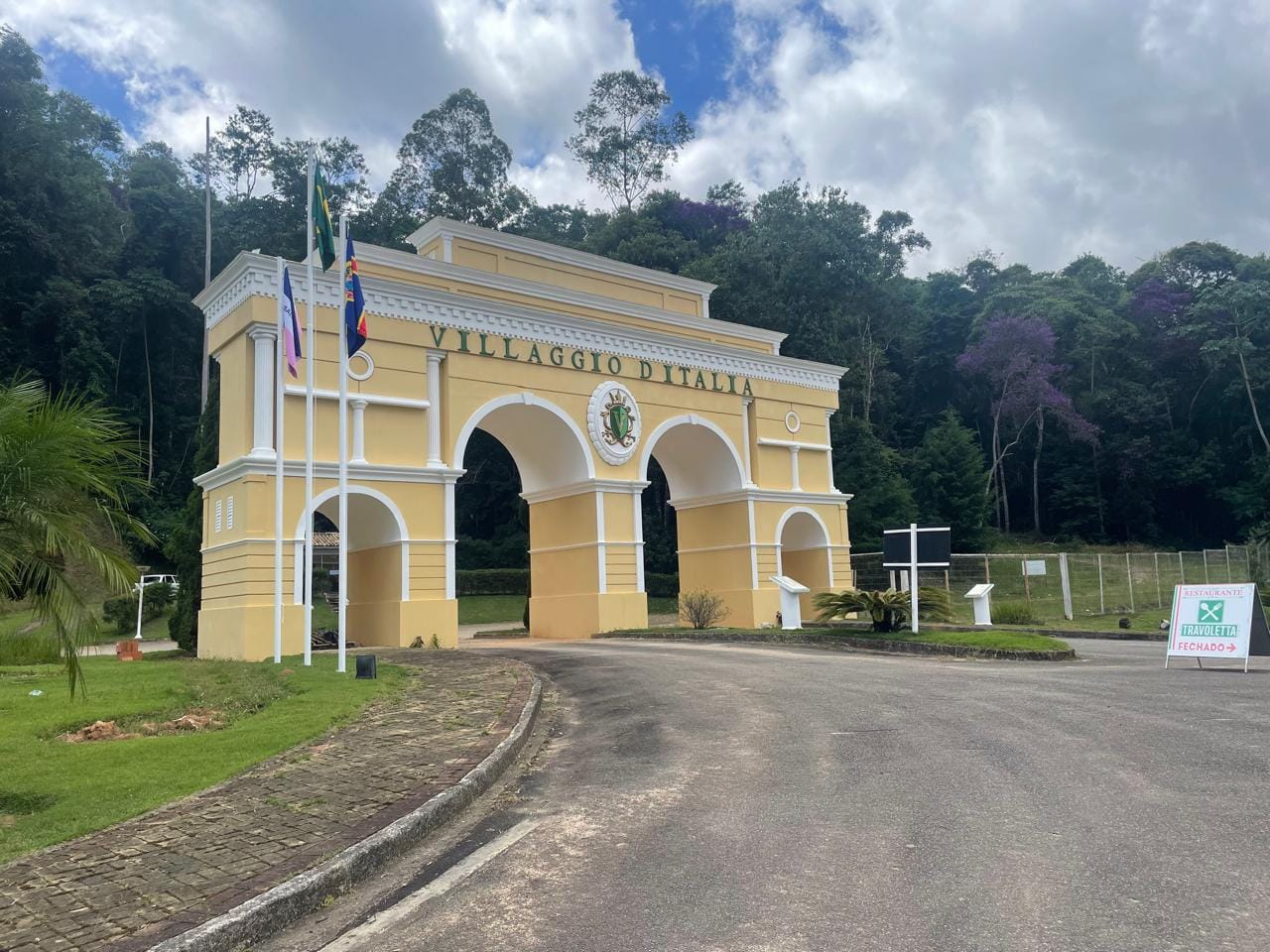 Imponente portal de entrada do restaurante travoletta