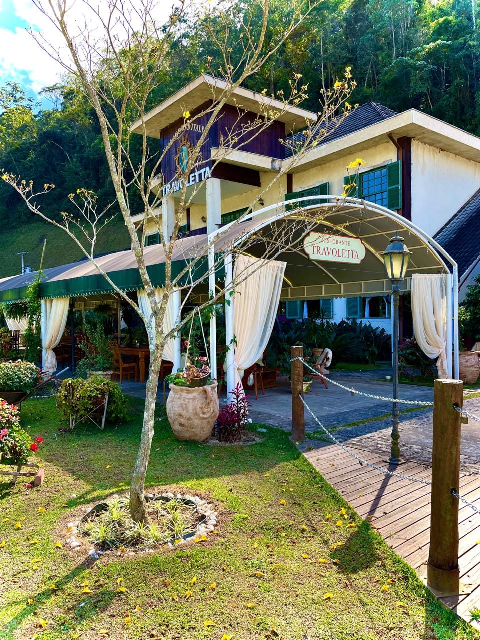 Jardim do restaurante travoletta em pedra azul es