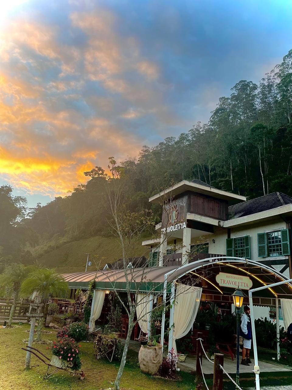 Linda vista do restaurante travoletta em pedra azul