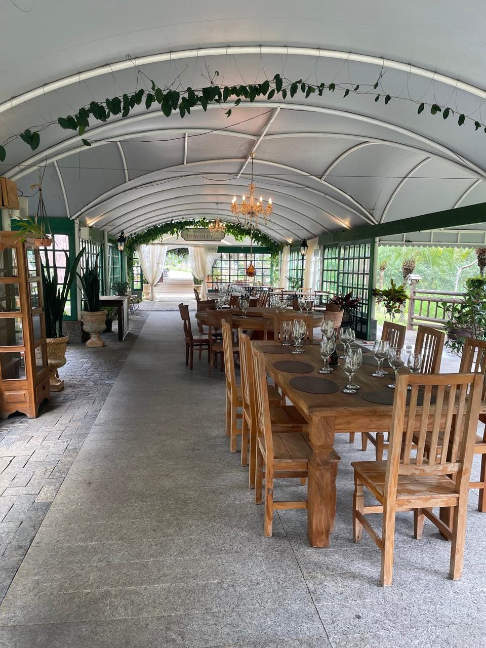 Parte externa coberta do restaurante travoletta
