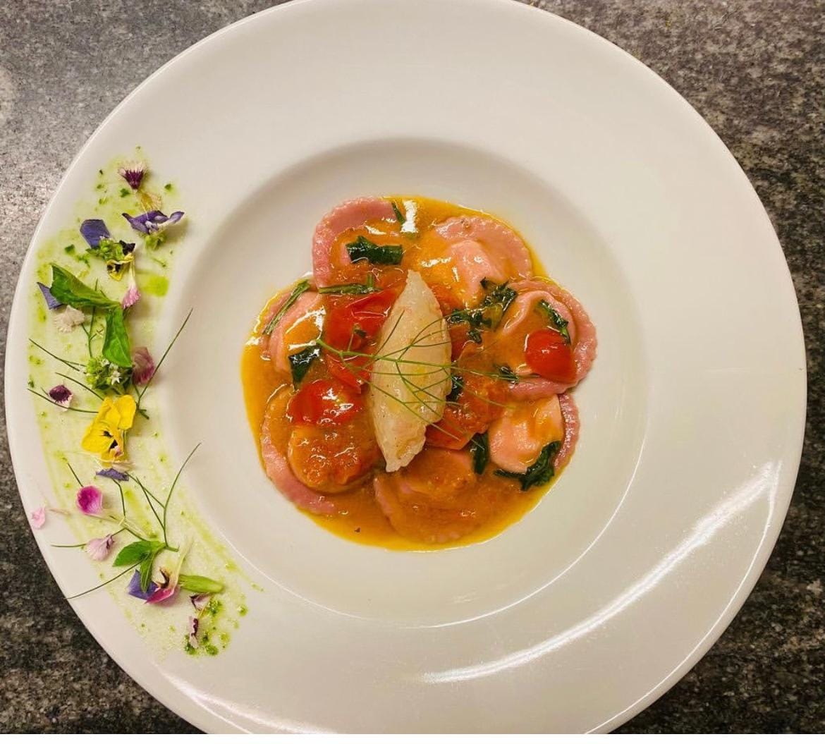 Pratos italianos do restaurante travoletta em pedra azul