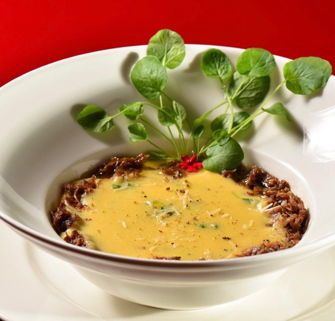 Pratos italianos em restaurante em pedra azul