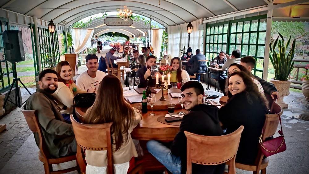 Restaurante para encontros entre amigos em pedra azul es